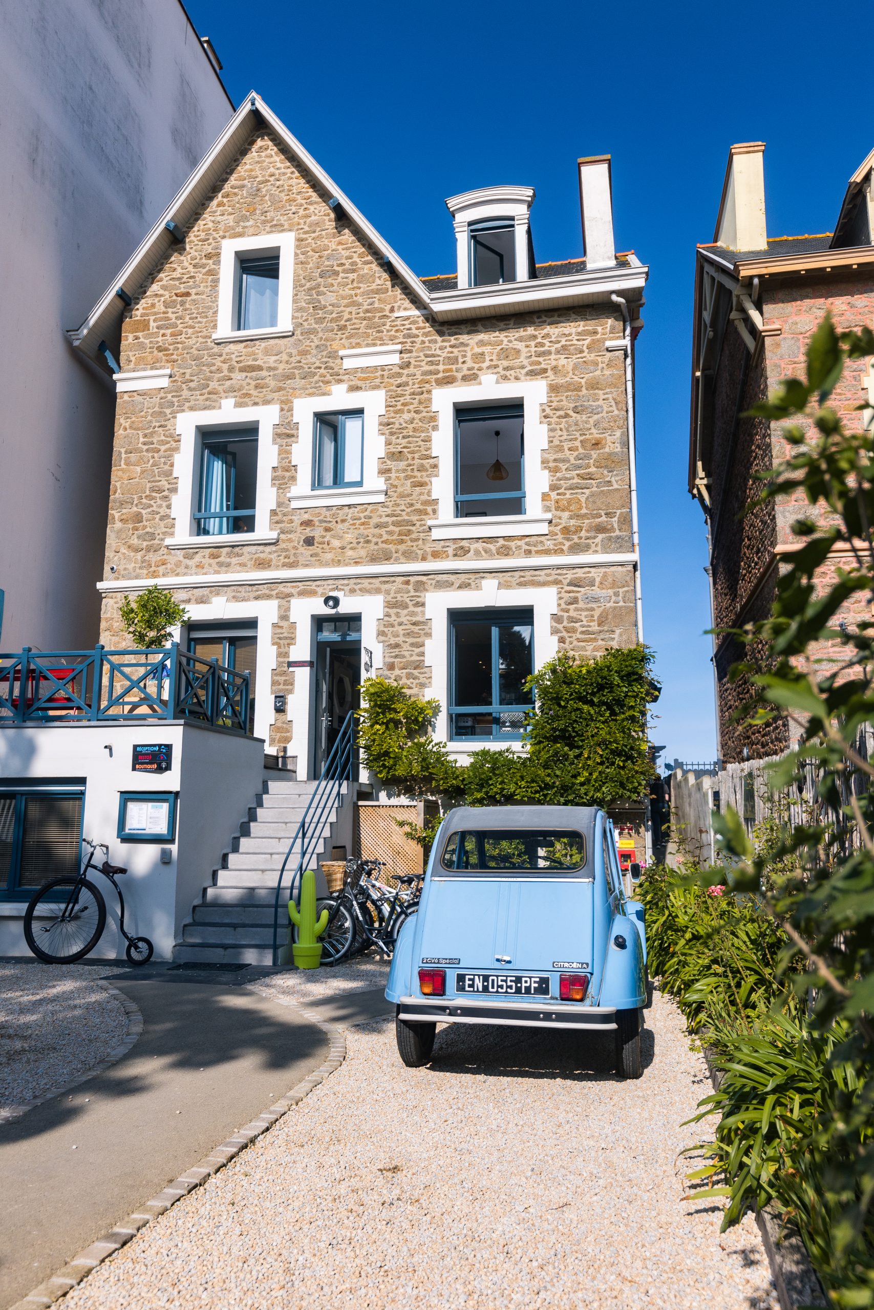 exterior view of our hotel restaurant saint-malo sea view car park side