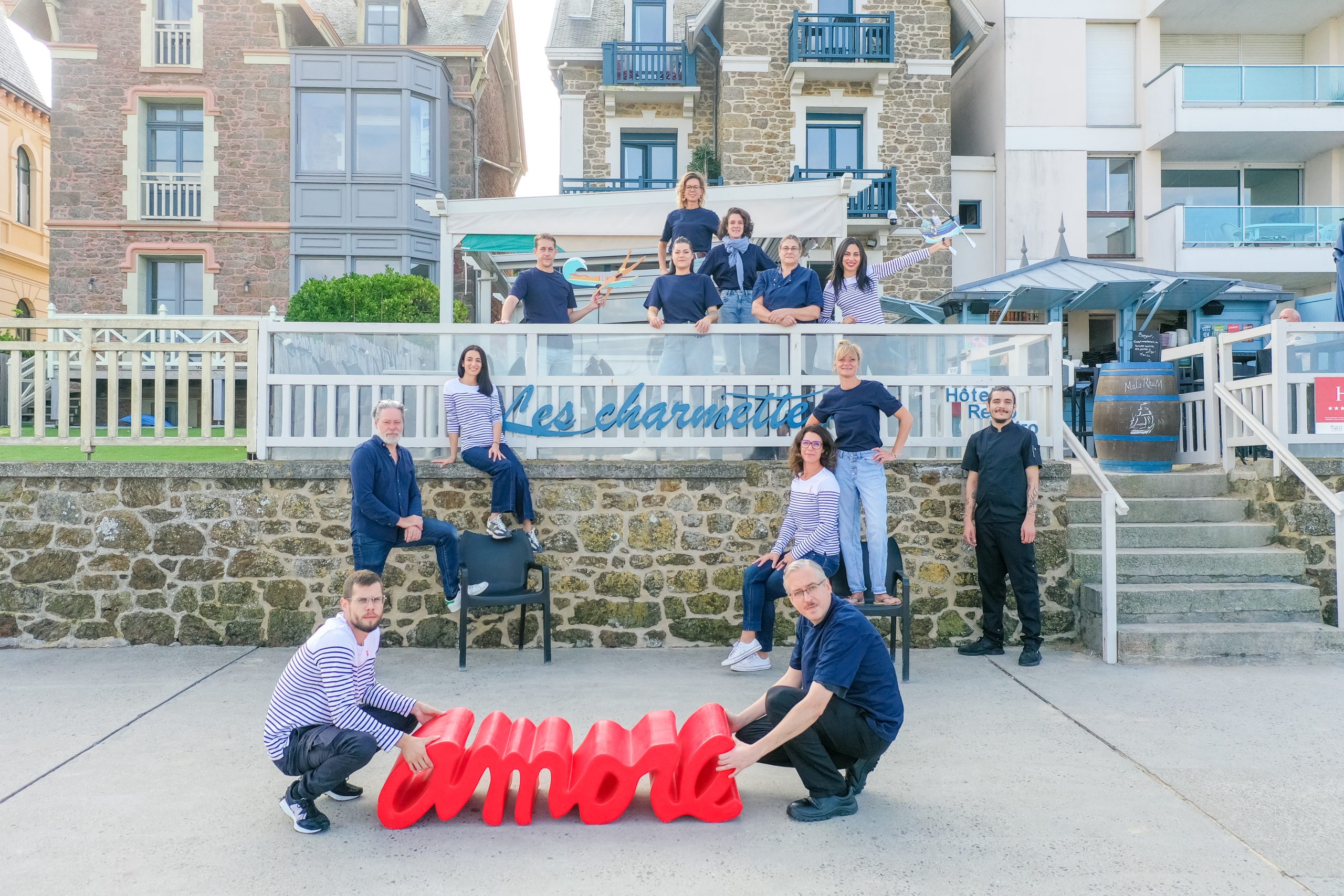 l'équipe de notre hôtel restaurant saint-malo vue sur mer qui pose devant la façade