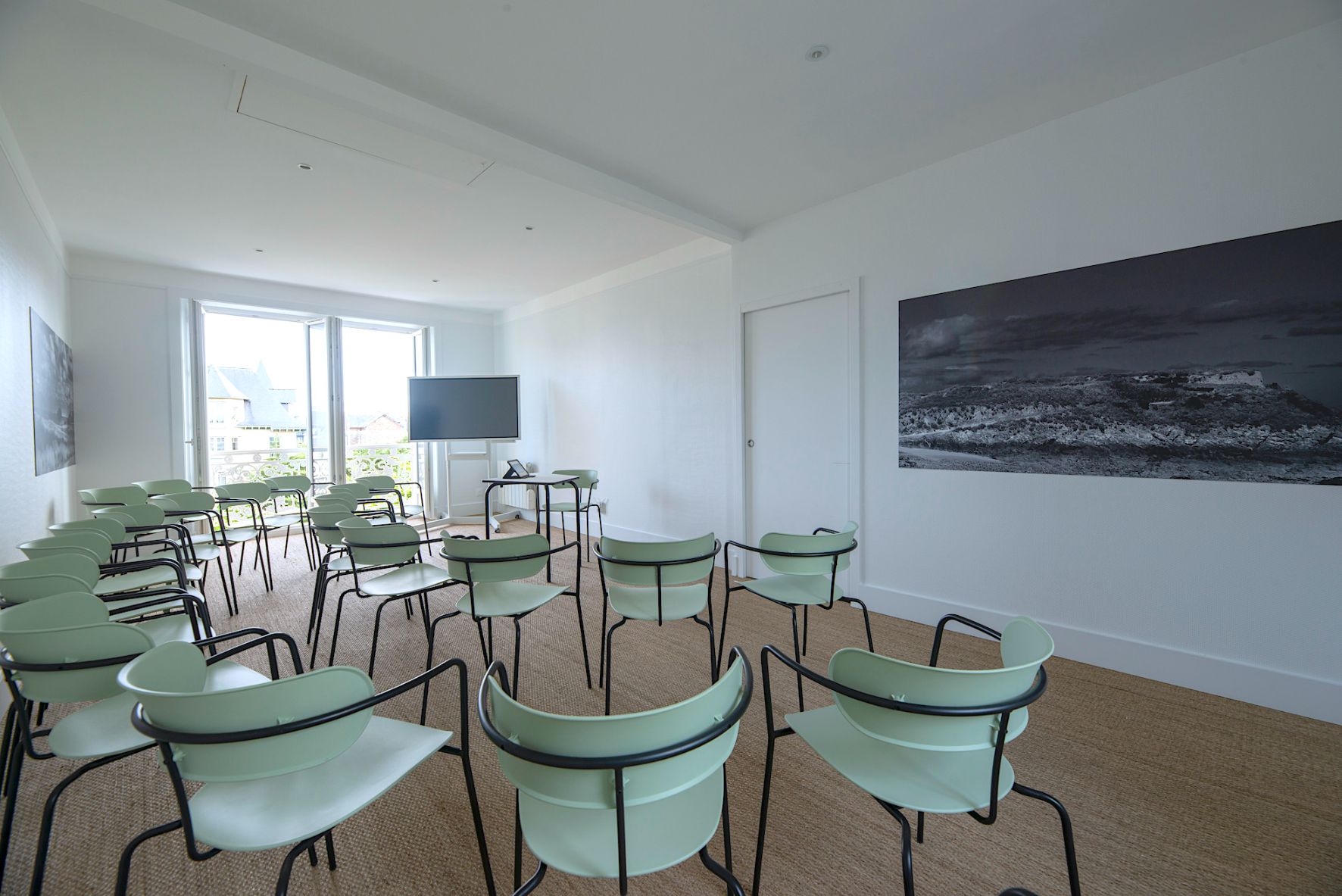 salle de réunion avec sièges et télévision pour votre séminaire saint malo - hôtel saint-malo vue sur mer