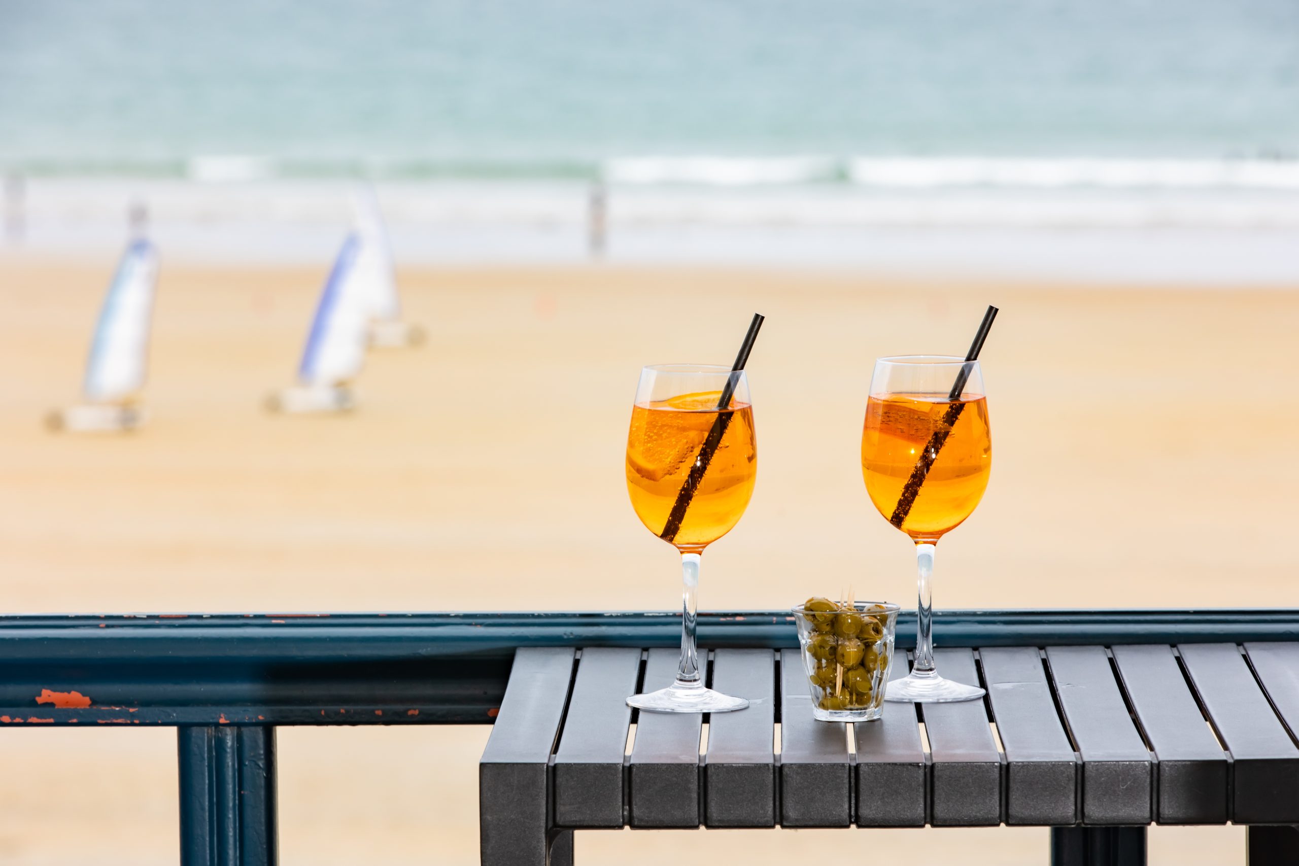 cocktails et olives sur terrasse avec vue mer - hôtel les charmettes