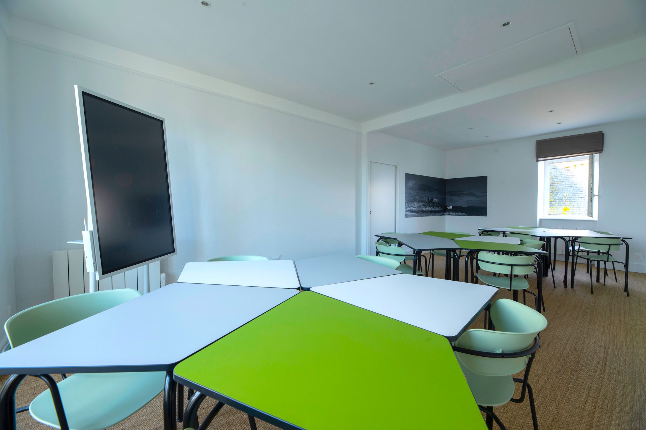 Accueil salle de rC3A9union 3 WEB salle de réunion avec chaises et tables -hôtel saint-malo vue sur mer