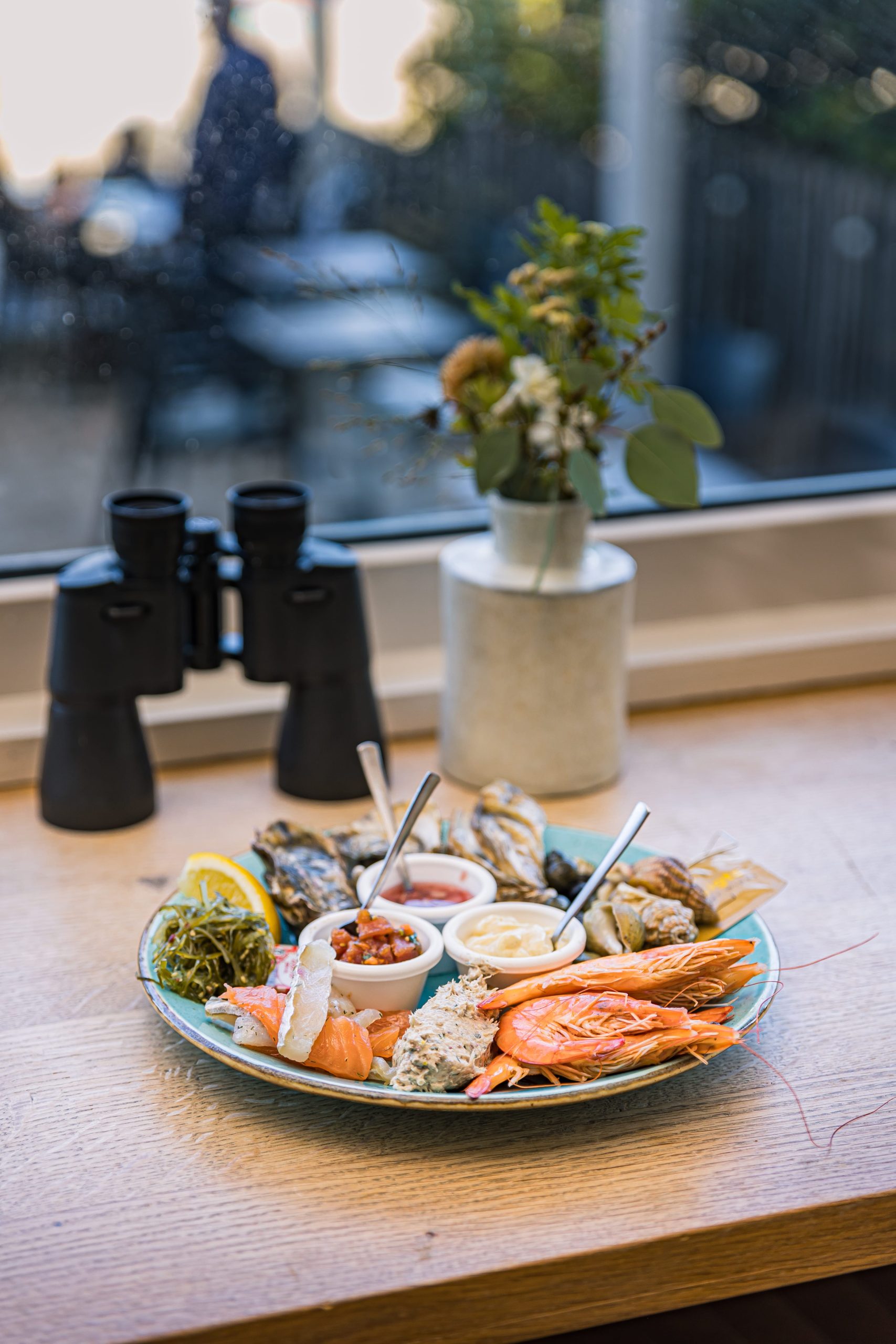 assiette de fruits de mer du bar restaurant de notre hôtel saint-malo vue sur mer