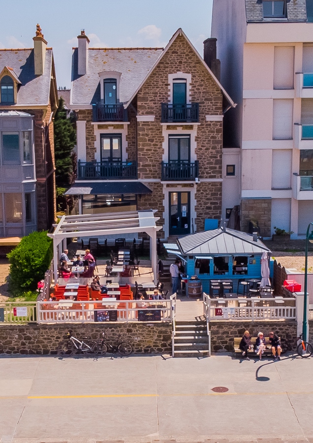 vue aérienne de notre hôtel restaurant saint-malo vue sur mer Les Charmettes